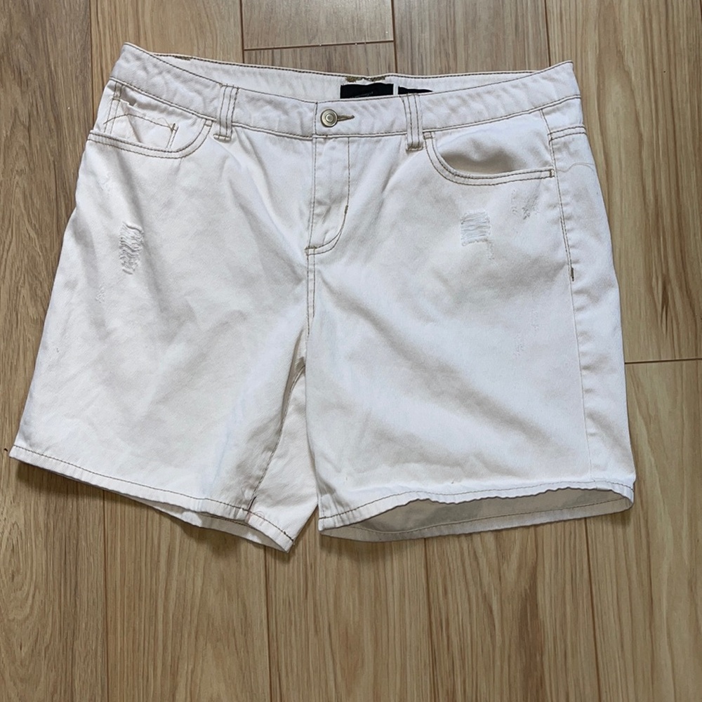 Cream Bermuda shorts w/ thread details TBD B